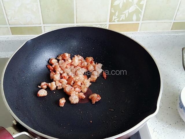 虾丁入油锅中火炒至变红，盛出待用。