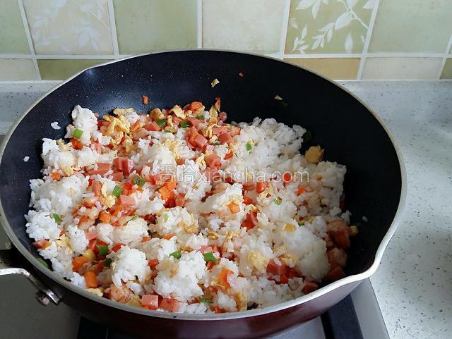再加入菠萝、米饭、盐、鸡精炒热即可。