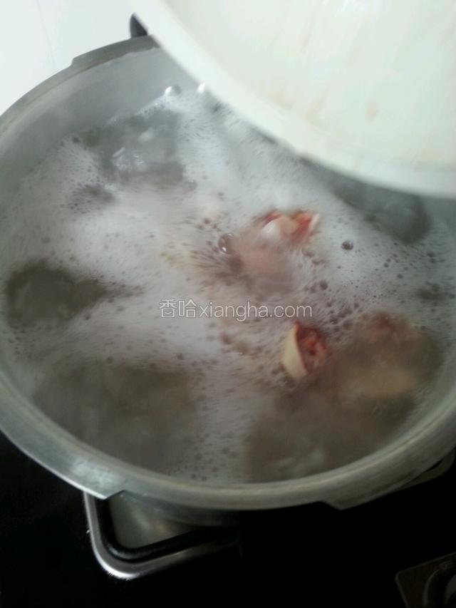 烧开之后就把剁好的鸡肉姜片放入，盖上盖子等，高压锅上气就把火关最小，小火煮十五分钟就关火。
