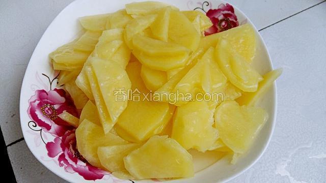 蒸熟的土豆装深盘碾碎成泥。
