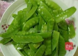 荷兰豆炒腊肠的做法图解2