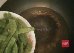 荷兰豆炒腊肠的做法图解3