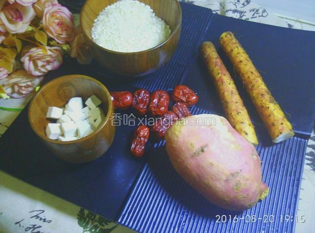 按食材表备好各种食材。这是三碗粥的量。