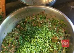 Illustration of how to make leek and pork dumplings 3