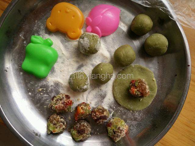 醒好的饼皮下挤子，包馅，大小随便