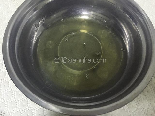 预热烤箱，蛋清加入柠檬汁四滴