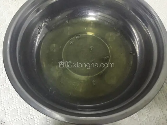 预热烤箱，蛋清加入柠檬汁四滴