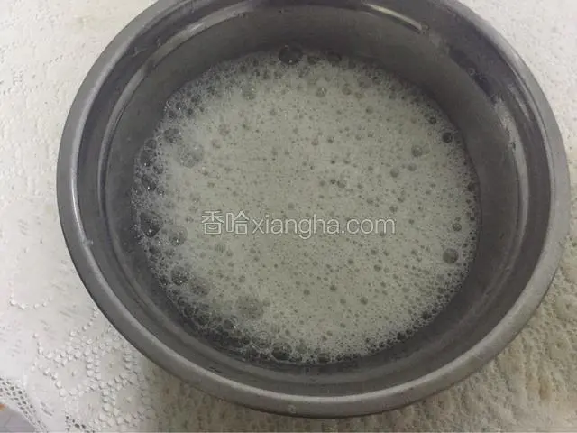 用电动打蛋器打出鱼泡状