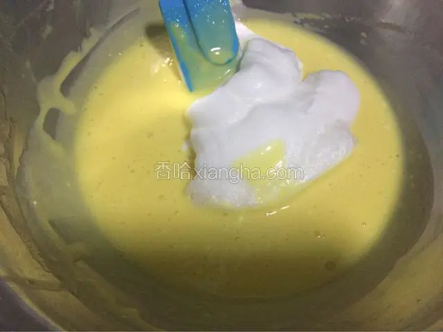 打好的蛋白霜先取一小部分放在蛋黄糊内