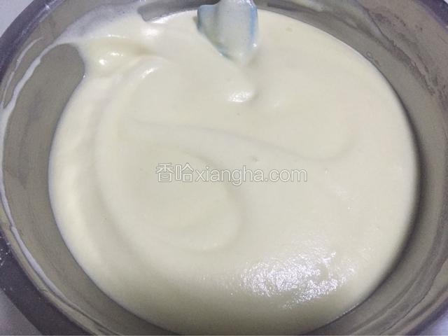 用搅板上下翻动搅匀，注意不要顺着搅，分四次倒入，拌成糊状