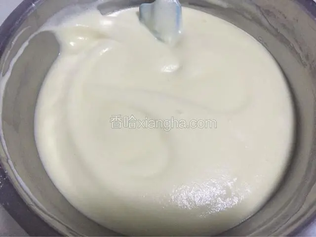 用搅板上下翻动搅匀，注意不要顺着搅，分四次倒入，拌成糊状