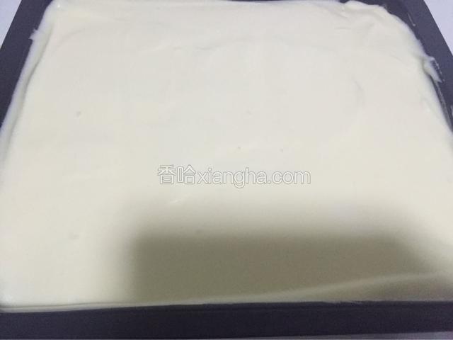 烤盘铺好油纸，把面糊倒入烤盘，用刮板刮平