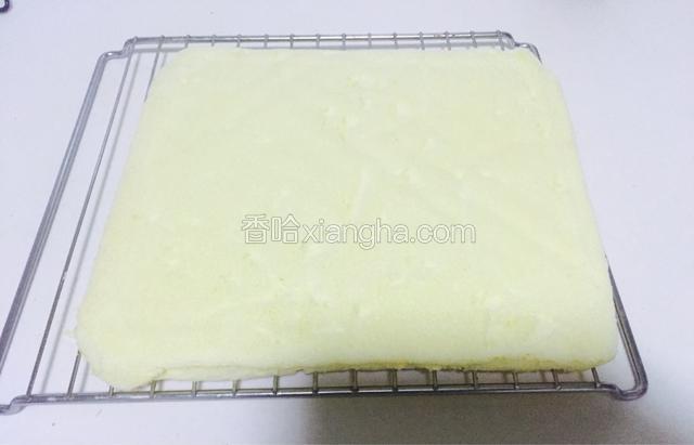 烤好后倒扣在烤网上，揭去油布