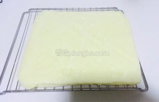 烤好后倒扣在烤网上，揭去油布