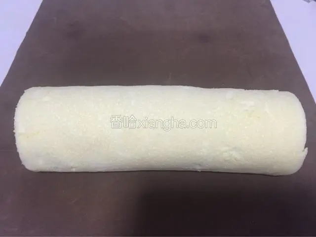 放凉后再拿一块干净油布，把蛋糕坯放在上面，借助油布从一头卷起