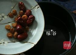红枣桂圆黑米粥的做法图解3