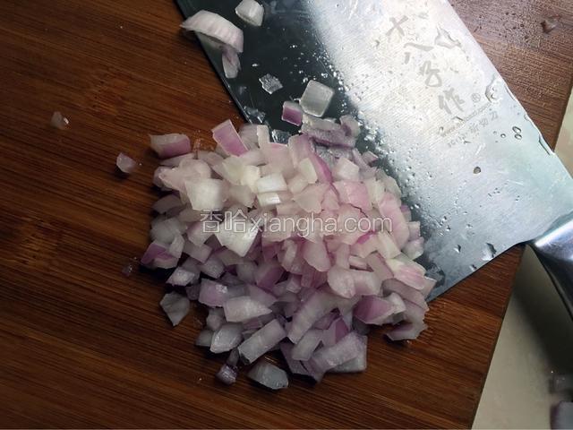 然后再用一些洋葱切碎