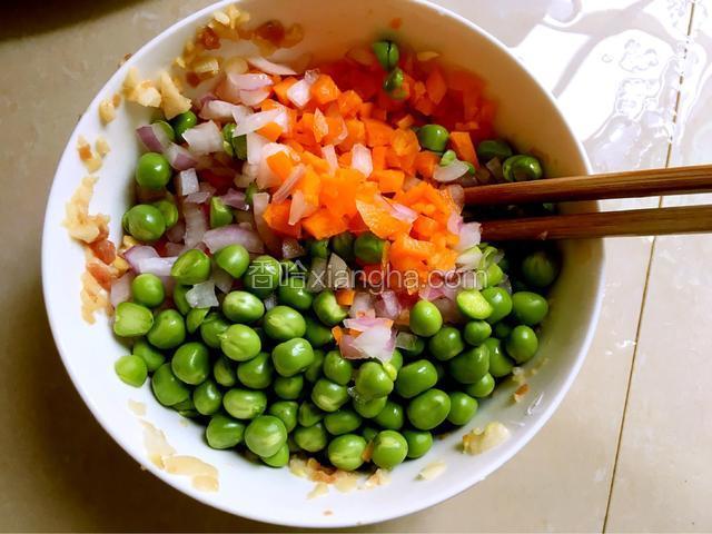 所有切好的菜和豌豆放入碗中