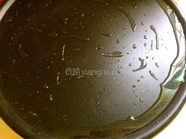电饼档先预热然后刷一层油