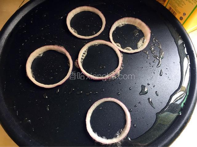 把洋葱圈放在电饼档上