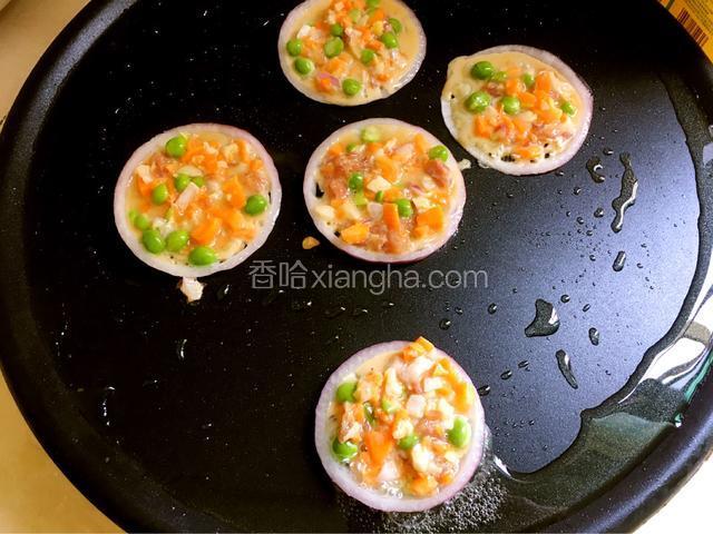 用勺子把蛋液加入到洋葱圈里