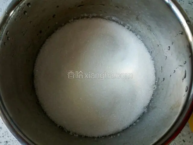 白砂糖倒入白钢锅内