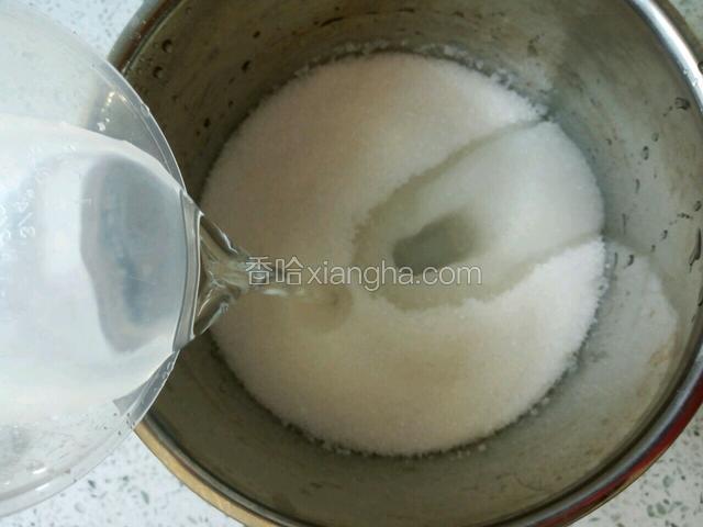 加入清水，搅拌均匀