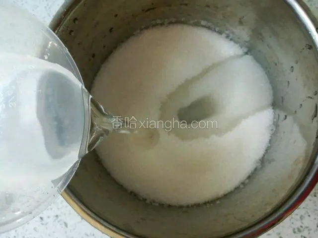 加入清水，搅拌均匀