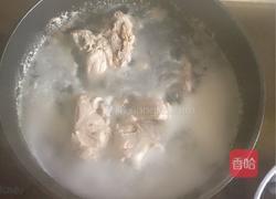 玉米脊骨汤的做法图解1