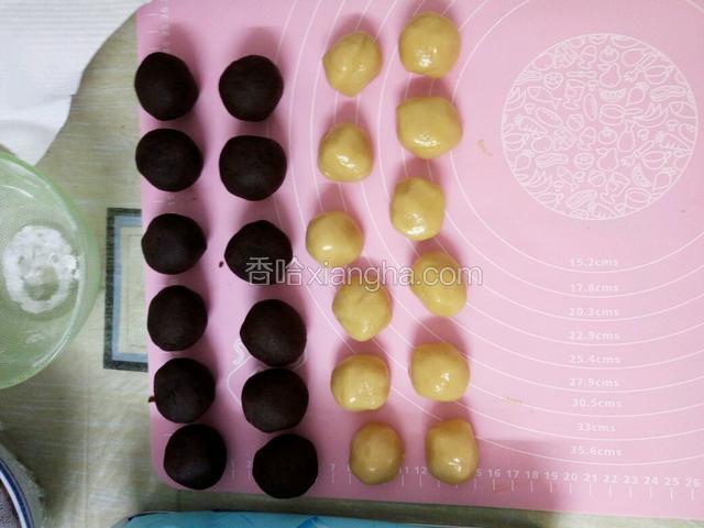 馅我用了每份25克，饼皮平均分成12份（我这量大概每份17克）。其实50克的月饼模做成40--45克的要好看，50克太厚了，反而不好看