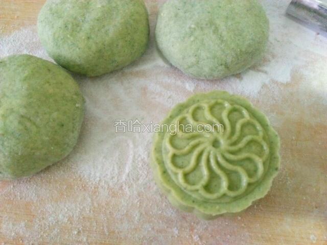 用模具压出花型，依次压好剩余的月饼团。