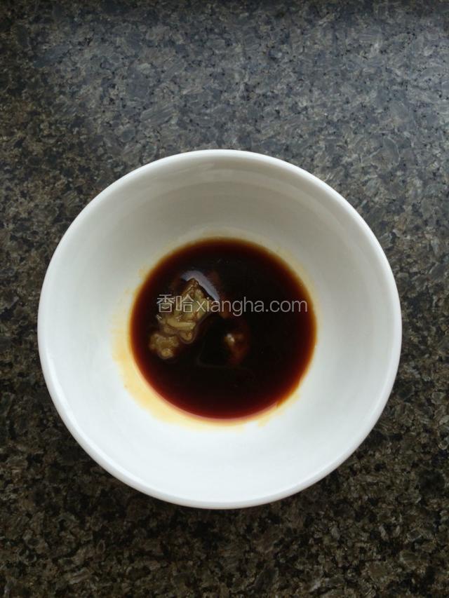 日本酱油加绿芥末，用筷子搅拌均匀，做为蘸料