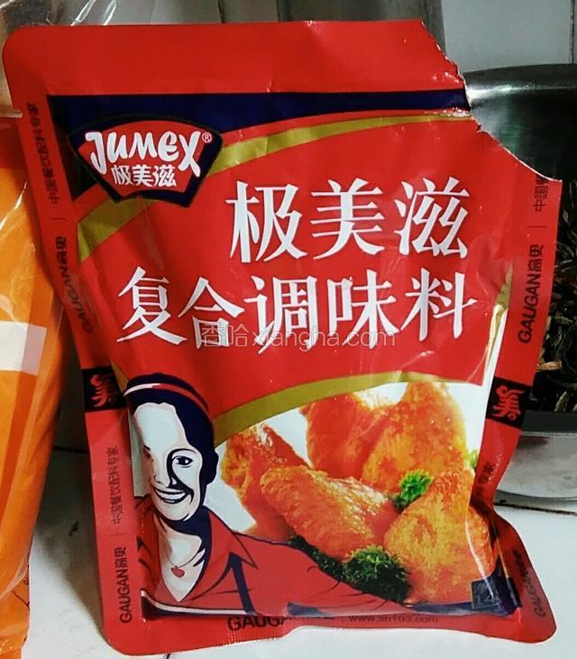再极美滋复合调味料倒入碗中，进行均匀搅拌