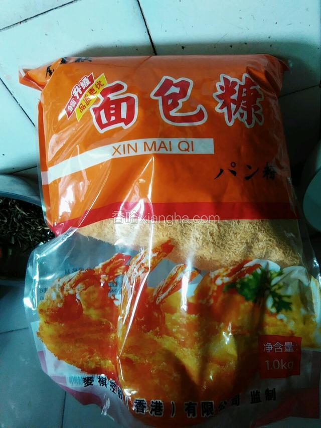 将与调料混合搅拌后的土豆条裹满面包糠