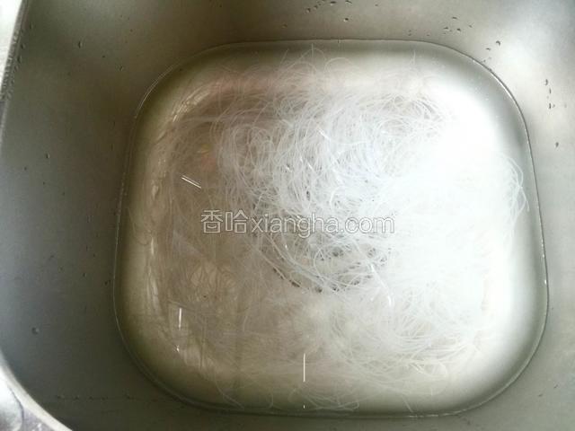 干粉丝在开水中浸泡10分钟，泡软以后捞出沥干水分待用；