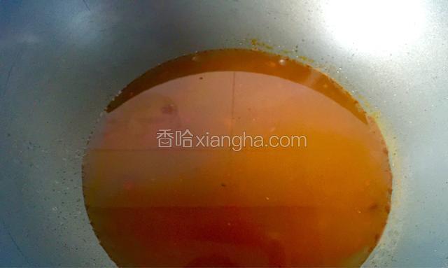 把炖好的牛肉高汤倒进锅里，煮沸后加入清水，然后再次煮沸;