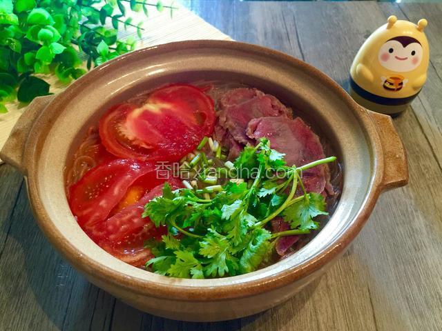 放置牛肉片，撒上香葱末和香菜，淋上麻油就可以大快朵颐啦！