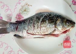 泡椒烧鲫鱼的做法图解1