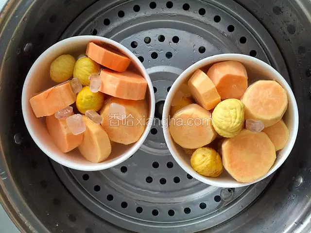 上冷水锅，水烧开后转小火炖30分钟。