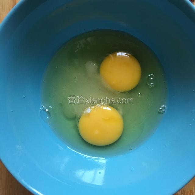 蛋液和糖粉搅拌均匀