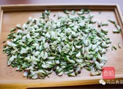 槐花蛋饼的做法图解1