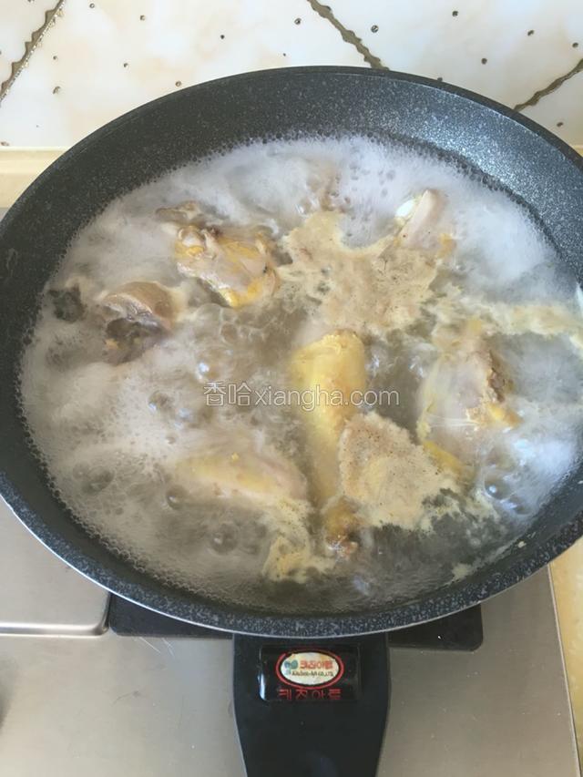 把鸡块放入锅中，倒入凉水大火烧开，转小火煮一会儿。