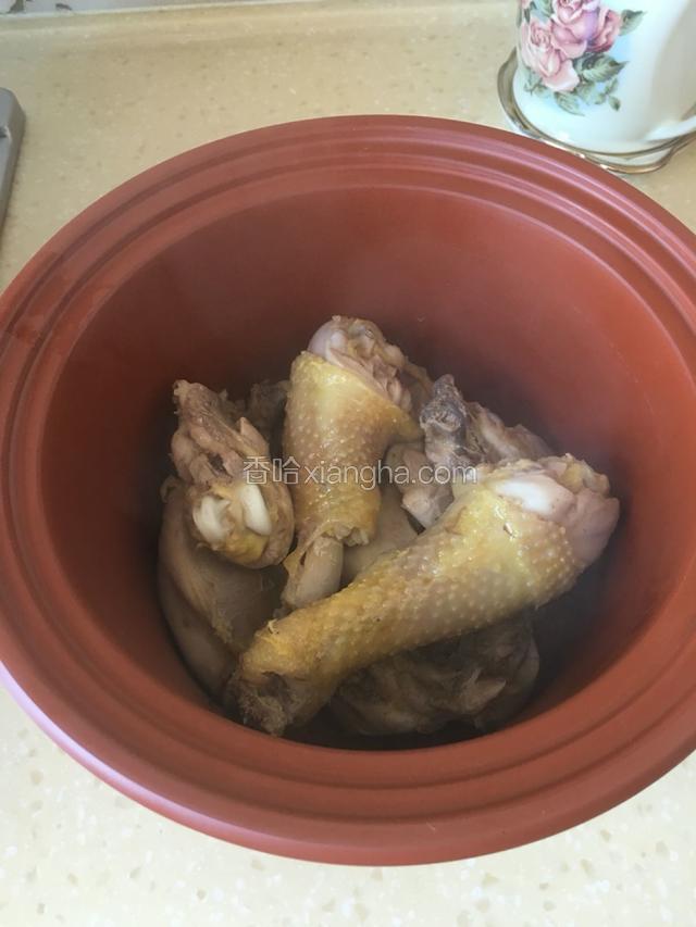 把煮透去血水的鸡块用漏勺捞出放入沙锅中备用。