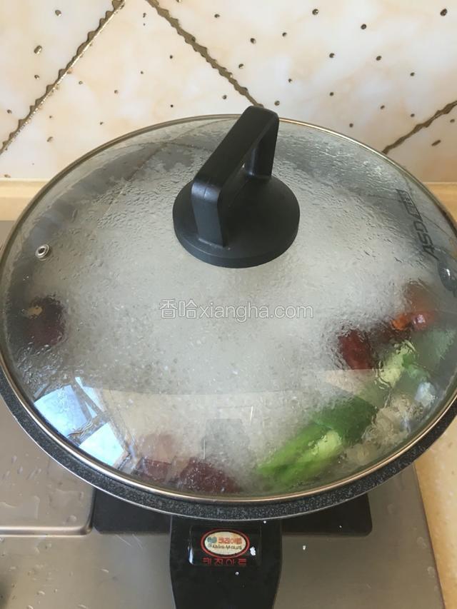 盖上锅盖煮一会儿。