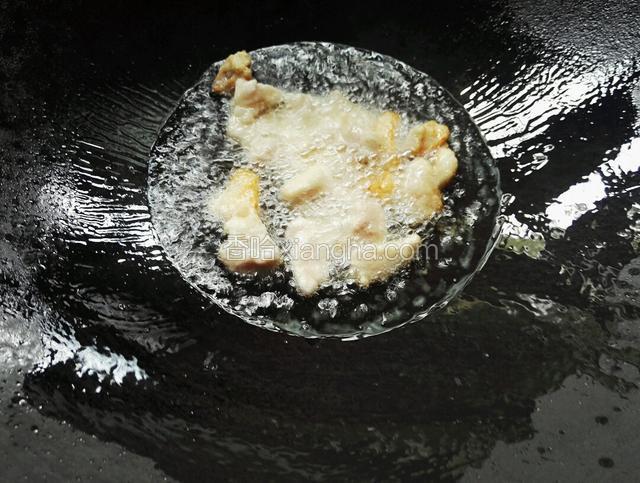 净锅放适量油，烧开，将调好的肉段入油锅炸至金黄色