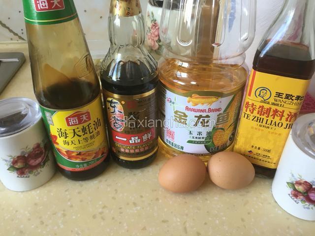 准备主料,准备辅料和调味品,鸡蛋,料酒,色拉油,生抽,蚝油,花辣面,味精,精盐。