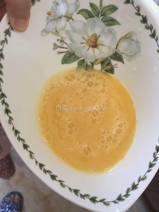 把鸡蛋打散,搅拌均匀。