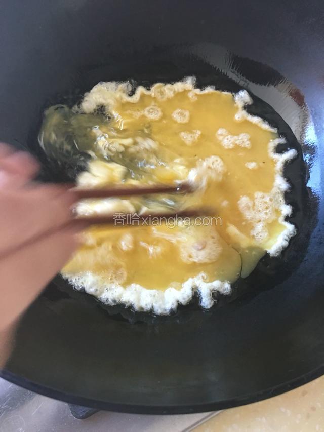 热锅凉油,烧热把蛋液倒入锅中稍微定型,用筷子搅拌。