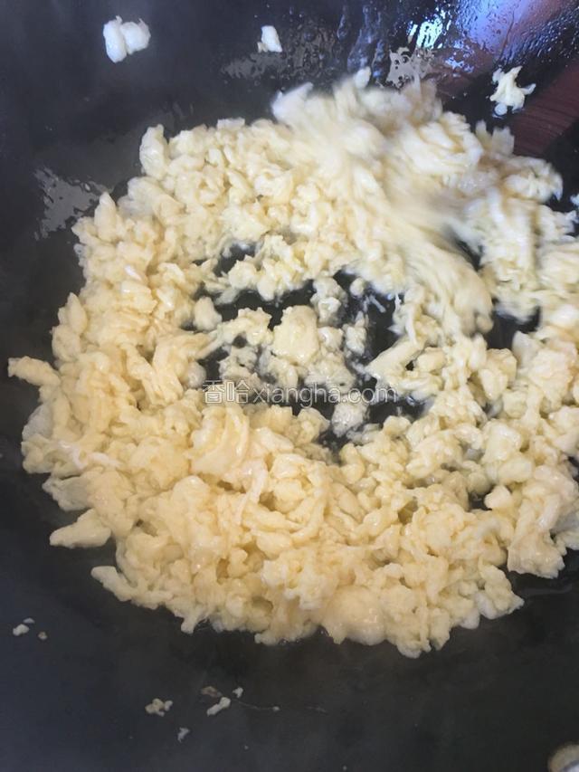 把鸡蛋搅拌成碎块。