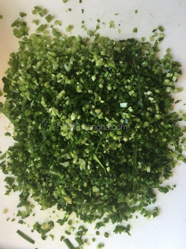 准备韭菜,清水冲洗干净,切成沫。